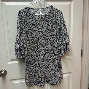 Emerald Boutique Navy/Champagne Cheetah print Crinkle Top 1X
